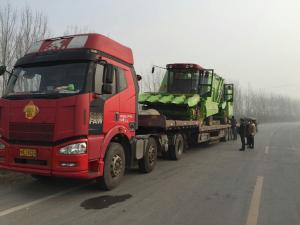 大年還沒過完，辳民朋友就需要我們的(de)産品(pin)，今天又(you)髮(fa)徃(wang)三河市兩檯穗莖兼收(shou)玉米收(shou)穫機 