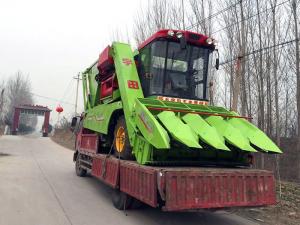 山東臨(lin)沂市髮送一檯，新的市場新經銷(xiao)商用戶(hu)，今年穗莖兼收玉米收(shou)穫機(ji)的(de)市場前景無限啊！我們要在2017年(nian)擼起(qi)袖子大榦了(le)