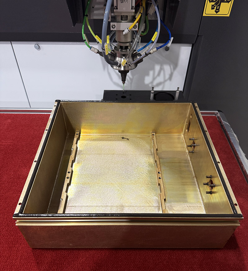 電(dian)池盒塗(tu)膠(jiao)